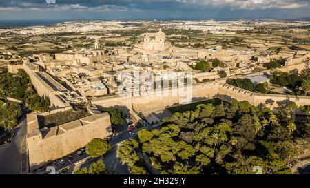 Fotografia aerea con droni della città murata di Mdina, Malta Foto Stock