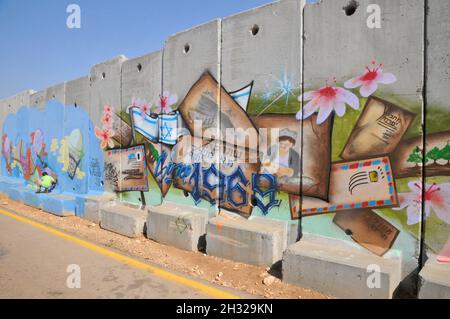 Lastre di cemento al confine tra Israele e Libano muro di separazione con graffiti vicino all'insediamento di Shtula sul lato israeliano Foto Stock