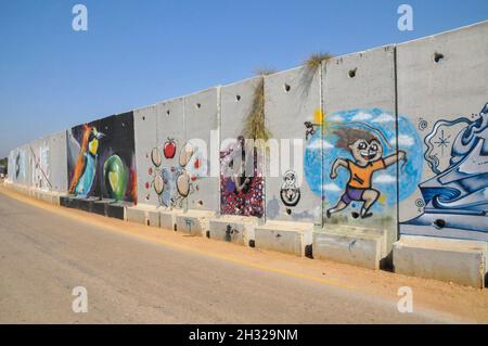 Lastre di cemento al confine tra Israele e Libano muro di separazione con graffiti vicino all'insediamento di Shtula sul lato israeliano Foto Stock