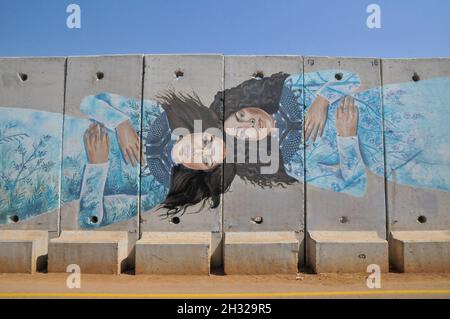 Lastre di cemento al confine tra Israele e Libano muro di separazione con graffiti vicino all'insediamento di Shtula sul lato israeliano Foto Stock