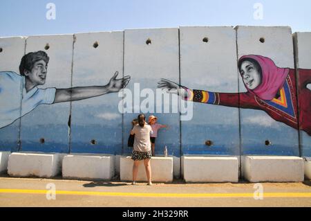 Lastre di cemento al confine tra Israele e Libano muro di separazione con graffiti vicino all'insediamento di Shtula sul lato israeliano Foto Stock