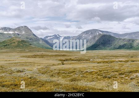 Paesaggio di montagna. Riva rocciosa del lago di montagna in mattinata d'autunno piovosa. Foto Stock