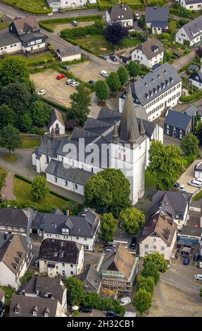 Veduta aerea, Chiesa Parrocchiale di San Clemente, Vecchio Monastero, ex abbazia cistercense, case edificio comunale ufficio e scuola di musica, Drolshagen, Sauerla Foto Stock