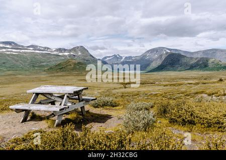 Tavolo in legno lungo la strada nel parco nazionale di Jotunheimen in Norvegia Foto Stock