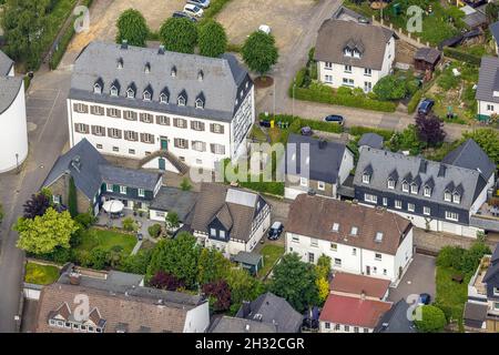 Veduta aerea, Chiesa Parrocchiale di San Clemente, Vecchio Monastero, ex abbazia cistercense, case edificio comunale ufficio e scuola di musica, Drolshagen, Sauerla Foto Stock