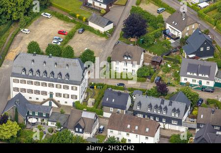 Veduta aerea, Chiesa Parrocchiale di San Clemente, Vecchio Monastero, ex abbazia cistercense, case edificio comunale ufficio e scuola di musica, Drolshagen, Sauerla Foto Stock