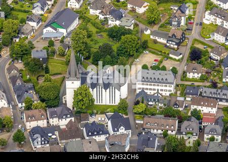 Veduta aerea, Chiesa Parrocchiale di San Clemente, Vecchio Monastero, ex abbazia cistercense, case edificio comunale ufficio e scuola di musica, Drolshagen, Sauerla Foto Stock