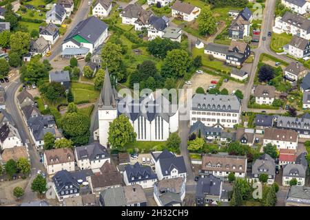 Veduta aerea, Chiesa Parrocchiale di San Clemente, Vecchio Monastero, ex abbazia cistercense, case edificio comunale ufficio e scuola di musica, Drolshagen, Sauerla Foto Stock