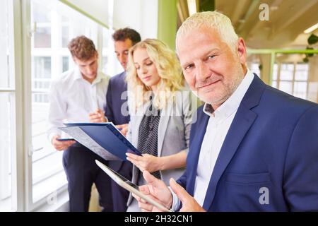 Amministratore delegato e team aziendale con partecipanti a un corso di formazione o di formazione avanzata Foto Stock