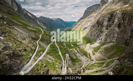 Trollstigen, Andalsnes, Norvegia. Auto va in montagna a serpentina Trollstigen su strada. Norvegese famoso punto di riferimento e meta popolare. La contea norvegese Foto Stock