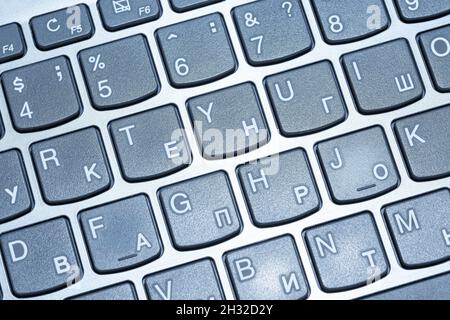 Frammento della tastiera del laptop, primo piano, con tonalità blu Foto Stock