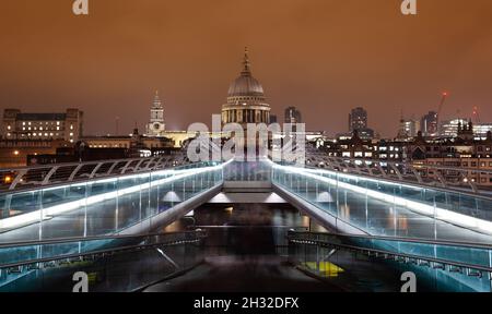 LONDRA, REGNO UNITO - 26 gennaio 2020: Una lunga esposizione della Cattedrale di St Paul dall'altra parte del Millennium Bridge di Londra, Regno Unito Foto Stock