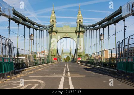 Un ancora chiuso per traffico stradale Hammersmith Bridge nella parte ovest di Londra, Inghilterra, Regno Unito Foto Stock