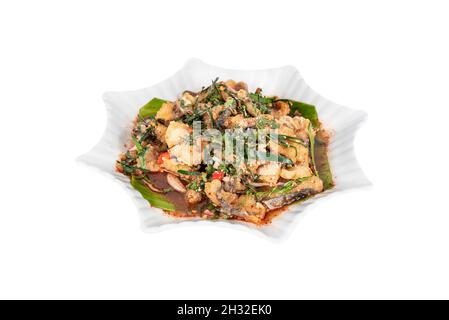 mescolare il pesce fritto con salsa piccante sul piatto su sfondo bianco Foto Stock