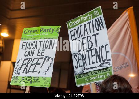 LONDRA, INGHILTERRA - Settembre 19 2017: Gli studenti prendono parte a una marcia di protesta contro le tasse e i tagli nel sistema educativo . La polizia sta tenendo fede Foto Stock