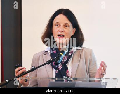 Bad Herrenalb, Germania. 25 ottobre 2021. Cornelia Weber, responsabile del personale del Consiglio Regionale della Chiesa, parla alla riunione autunnale del Sinodo Regionale della Chiesa Regionale del Baden nel Kurhaus. I punti principali all'ordine del giorno sono l'adozione del doppio bilancio per gli anni 2022 e 2023, nonché le decisioni fondamentali nel quadro del processo di strategia regionale per la chiesa. Credit: Uli Deck/dpa/Alamy Live News Foto Stock