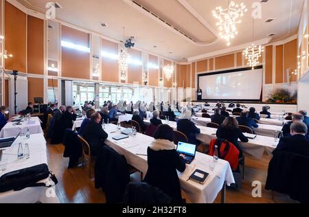 Bad Herrenalb, Germania. 25 ottobre 2021. L'incontro autunnale del sinodo regionale della chiesa regionale di Baden si svolge nel Kurhaus. I punti principali all'ordine del giorno del sinodo sono l'adozione del doppio bilancio per gli anni 2022 e 2023, nonché le decisioni fondamentali nel quadro del processo strategico regionale della Chiesa. Credit: Uli Deck/dpa/Alamy Live News Foto Stock