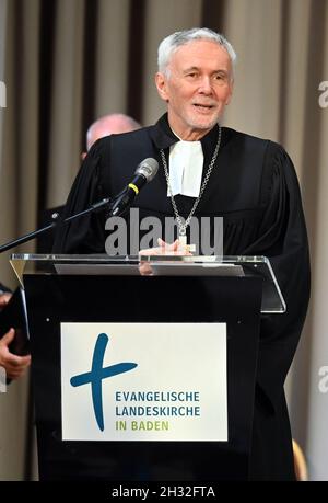 Bad Herrenalb, Germania. 25 ottobre 2021. Jochen Cornelius-Bundschuh, Vescovo della Chiesa evangelica di Baden, dà la benedizione durante l'incontro autunnale del sinodo regionale della Chiesa regionale di Baden nel Kurhaus. I punti principali all'ordine del giorno del sinodo sono l'adozione del doppio bilancio per gli anni 2022 e 2023, nonché le decisioni fondamentali nel quadro del processo strategico della Chiesa di Stato. Credit: Uli Deck/dpa/Alamy Live News Foto Stock