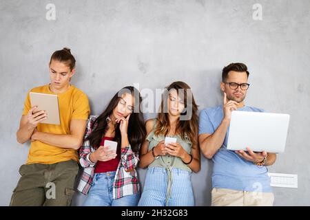 Gruppo di studenti o uomini d'affari. Chat in social network dipendenza online con i dispositivi Foto Stock