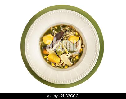 Zuppa speziata thailandese con germogli di bambù ed erbe, cibo di stile rustico thailandese Foto Stock