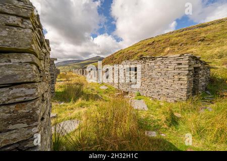 Gli edifici Barrack nella cava di ardesia del Principe di Galles CWM Pennant ai margini del Parco Nazionale di Snowdonia Foto Stock