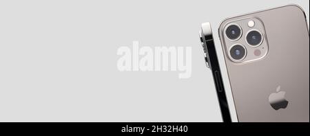 Nuovo telefono Apple iPhone 13 ProMax telefono è grigio su uno sfondo grigio, in profilo e pieno-viso, tre fotocamere macro grandangolo e ultra ampio ang Foto Stock