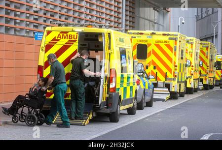 Londra, Regno Unito. 25 ottobre 2021. Un flusso costante di pazienti che arrivano all'ospedale Whitechapel. Il Cancelliere ha il suo bilancio questa settimana e ha annunciato che darà 5.9 miliardi di sterline per affrontare il backlog NHS. Credit: Mark Thomas/Alamy Live News Foto Stock