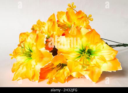 Fiori artificiali su sfondo chiaro. Bouquet di fiori in primo piano Foto Stock