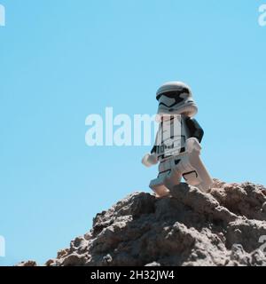 Chernihiv, Ucraina, 13 luglio 2021. Un stormtrooper imperiale di plastica di Star Wars su un cielo trasparente sfondo. Primo piano Minifigure. A titolo illustrativo Foto Stock