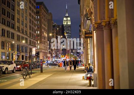 New York, NY, USA - 25 ottobre 2021: Guardando verso nord sulla Lower Fifth Avenue in serata Foto Stock