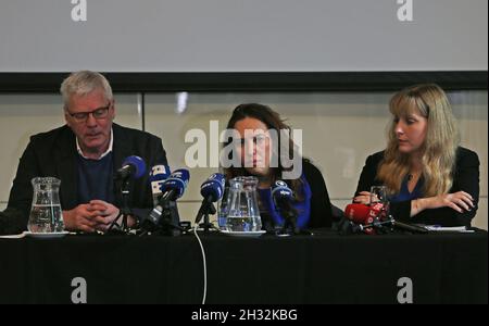 Londra, Inghilterra, Regno Unito. 25 ottobre 2021. IL fondatore di Wikileaks, STELLA MORRIS (M), il partner di Julian Assange, e il direttore di Wikileaks in Chief KRISTINN HRAFNSSON (L) e Direttore di Reporters Without Borders (RSF)REBECCA VINCENT sono visti durante una conferenza stampa organizzata dalla Foreign Press Association di Londra. Le audizioni di estradizione di Assange saranno riprese il 27 ottobre presso le corti reali di giustizia. (Credit Image: © Tayfun Salci/ZUMA Press Wire) Foto Stock