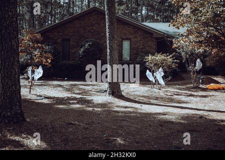 Halloween decorazioni nel cortile di una casa americana Foto Stock