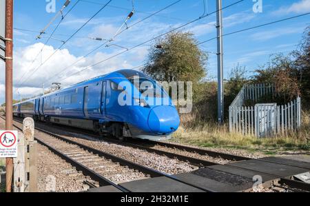 Retford, Nottinghamshire, Inghilterra, Regno Unito. 25 ottobre 2021. Il nuovo operatore ferroviario della East Coast Mainline Lumo, di proprietà del FirstGroup con sede ad Aberdeen, inizia oggi il suo servizio ferroviario con due servizi giornalieri di andata e ritorno tra London King's Cross e Edinburgh Waverley. Questo nuovo operatore che utilizza il treno elettrico Azuma e dipinto in un colore blu molto distintivo spera di attirare i passeggeri delle compagnie aeree tra le capitali con le sue tariffe ridotte. Credit: Alan Keith Beastall/Alamy Live News Foto Stock