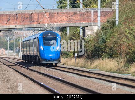 Retford, Nottinghamshire, Inghilterra, Regno Unito. 25 ottobre 2021. Il nuovo operatore ferroviario della East Coast Mainline Lumo, di proprietà del FirstGroup con sede ad Aberdeen, inizia oggi il suo servizio ferroviario con due servizi giornalieri di andata e ritorno tra London King's Cross e Edinburgh Waverley. Questo nuovo operatore che utilizza il treno elettrico Azuma e dipinto in un colore blu molto distintivo spera di attirare i passeggeri delle compagnie aeree tra le capitali con le sue tariffe ridotte. Credit: Alan Keith Beastall/Alamy Live News Foto Stock