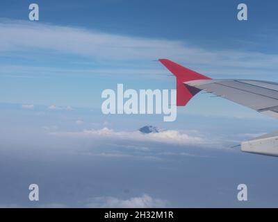 Maestoso Monte Merapi nascosto sotto le nuvole Foto Stock