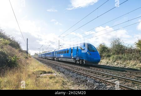 Retford, Nottinghamshire, Inghilterra, Regno Unito. 25 ottobre 2021. Il nuovo operatore ferroviario della East Coast Mainline Lumo, di proprietà del FirstGroup con sede ad Aberdeen, inizia oggi il suo servizio ferroviario con due servizi giornalieri di andata e ritorno tra London King's Cross e Edinburgh Waverley. Questo nuovo operatore che utilizza il treno elettrico Azuma e dipinto in un colore blu molto distintivo spera di attirare i passeggeri delle compagnie aeree tra le capitali con le sue tariffe ridotte. Credit: Alan Keith Beastall/Alamy Live News Foto Stock