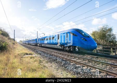 Retford, Nottinghamshire, Inghilterra, Regno Unito. 25 ottobre 2021. Il nuovo operatore ferroviario della East Coast Mainline Lumo, di proprietà del FirstGroup con sede ad Aberdeen, inizia oggi il suo servizio ferroviario con due servizi giornalieri di andata e ritorno tra London King's Cross e Edinburgh Waverley. Questo nuovo operatore che utilizza il treno elettrico Azuma e dipinto in un colore blu molto distintivo spera di attirare i passeggeri delle compagnie aeree tra le capitali con le sue tariffe ridotte. Credit: Alan Keith Beastall/Alamy Live News Foto Stock