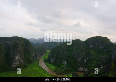 Vista aerea di Ninh Binh dalle montagne della Grotta di Mau in una giornata di pioggia Foto Stock