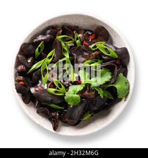 Insalata di funghi porcini neri di albero sott'aceto cinese in ciotola bianca isolata su sfondo bianco. Vista dall'alto. Foto Stock