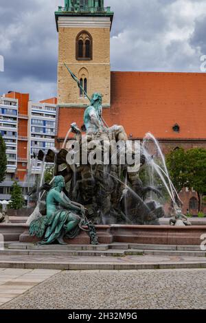 Città di Berlino in Germania, Fontana di Nettuno e Chiesa di Santa Maria sullo sfondo. Foto Stock