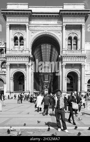 Milano, Italia; 23 marzo 2011: Immigrato africano di fronte all'ingresso della galleria Vittorio Emanuele II. Foto Stock