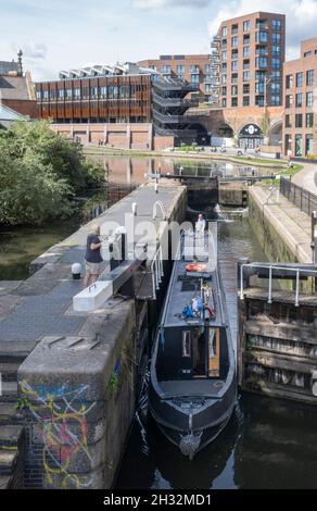 una casa galleggiante a Kentish Town Lock, Regents Canal, Camden, North London, Inghilterra, Regno Unito Foto Stock