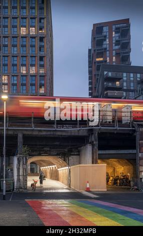 Treno che si sposta su Arch 42 - collegamento Ponton Road & New Covent Garden Market; nuovi condominio, Wandsworth, Nine Elms, Londra Foto Stock