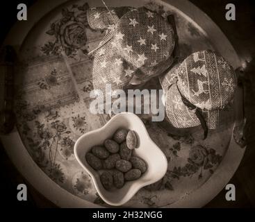 Vista dall'alto di due cioccolatini caldi e una ciotola di mandorle in un ambiente natalizio Foto Stock