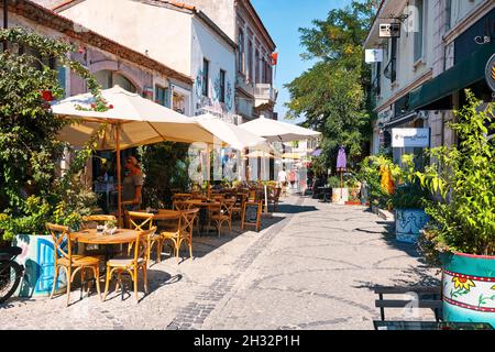 Urla, Turchia - Settembre 2021: Negozi, caffè e gente in via d'arte Urla (sanat sokagi) a İzmir, Turchia. Foto Stock