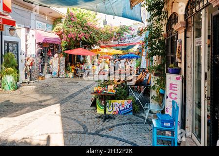 Urla, Turchia - Settembre 2021: Negozi di souvenir, caffè e gente in via d'arte Urla (sanat sokagi) a İzmir, Turchia. Foto Stock
