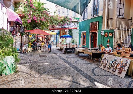 Urla, Turchia - Settembre 2021: Negozi di souvenir, caffè e gente in via d'arte Urla (sanat sokagi) a İzmir, Turchia. Foto Stock