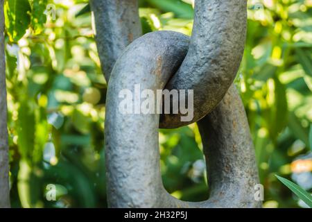 Pesanti anelli di una spessa catena di ancoraggio - primo piano di uno spazio museo nella città di Herceg Novi, Montenegro. Foto Stock