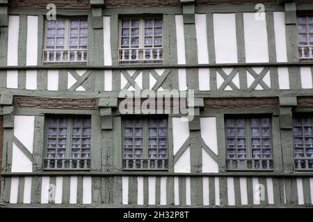 Place du Martray, la piazza del comune, Tréguier, Côtes d'Armor, Bretagna, Francia: Case a graticcio piuttosto vecchie Foto Stock