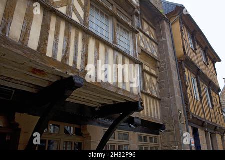 Vecchie case in pietra e a graticcio, Rue Ernest Renan, Tréguier, Côtes d'Armor, Bretagna, Francia Foto Stock